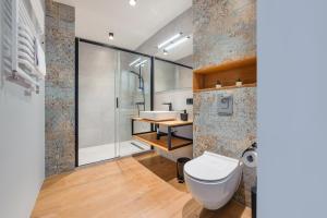 y baño con aseo, lavabo y ducha. en Apartamenty Sun & Snow Waterlane Island z basenem en Gdansk