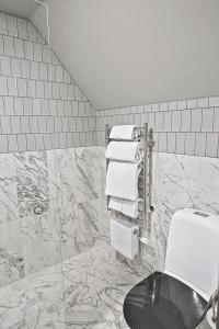 Koupelna v ubytování Skara Stadshotell + 37 fotografií