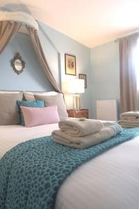 een slaapkamer met 2 bedden en handdoeken bij Rosebury Cottage 1 bedroom Free parking 5min from Colmar in Wintzenheim