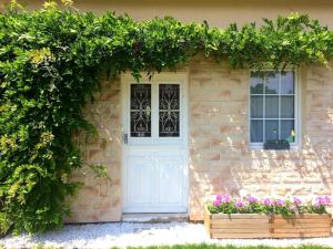 Casa de ladrillo con puerta blanca y 2 ventanas en Rosebury Cottage 1 bedroom Free parking 5min from Colmar en Wintzenheim