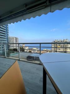 einen Balkon mit Blick auf das Meer und die Gebäude in der Unterkunft Appartamento esclusivo in Monaco in Beausoleil
