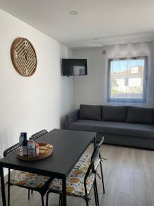 ein Wohnzimmer mit einem Tisch und einem Sofa in der Unterkunft Porto Smart Apartments Comfort in Perafita