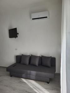 sala de estar con sofá y TV en Casa al Mare en Bari