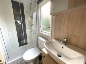 a bathroom with a toilet and a shower and a sink at Pass the Keys Beautiful 2BR In Kippford With Incredible Views in Palnackie