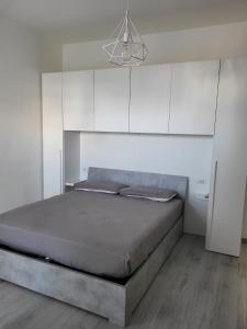 1 dormitorio con cama y lámpara de araña en Casa al Mare, en Bari