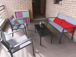 A seating area at Casa Silvia - Accogliente appartamento a 5 minuti dalla stazione di Pescara Portanuova