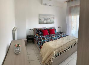 A bed or beds in a room at Casa Silvia - Accogliente appartamento a 5 minuti dalla stazione di Pescara Portanuova