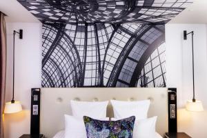 um quarto com uma cama com um tecto grande em Hôtel Gustave em Paris