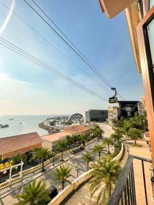 Vom Balkon eines Gebäudes genießen Sie Meerblick. in der Unterkunft Kim Boutique Hotel in Phu Quoc