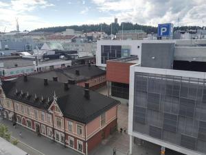 una vista aérea de una ciudad con un edificio en Uusi tilava kaksio Jyväskylän ydinkeskustassa 53 m2 en Jyväskylä
