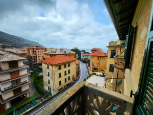 einen Balkon mit Stadtblick in der Unterkunft Raggio di sole in Levanto