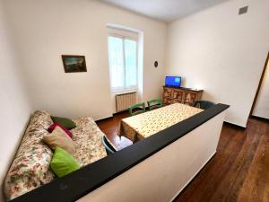 ein Wohnzimmer mit einem Sofa und einem Tisch in der Unterkunft Raggio di sole in Levanto