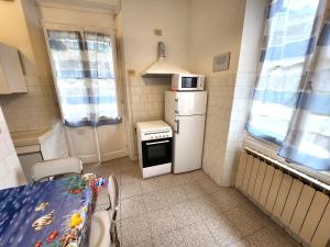 eine kleine Küche mit einem Tisch und einem Kühlschrank in der Unterkunft Raggio di sole in Levanto
