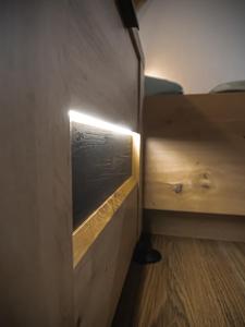 un armario de madera con una luz en el lateral. en Dwupoziomowy Apartament Królowej Jadwigi 3, en Bydgoszcz