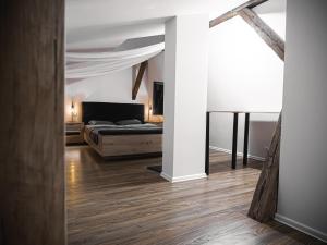 1 dormitorio con 1 cama y suelo de madera en Dwupoziomowy Apartament Królowej Jadwigi 3, en Bydgoszcz