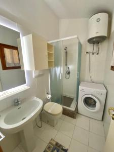 Um banheiro em Residence Porto Coda Cavallo
