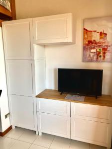 Uma TV ou centro de entretenimento em Residence Porto Coda Cavallo