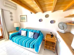 Uma área de estar em Residence Porto Coda Cavallo