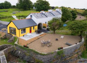 een luchtzicht op een geel en wit huis bij Shannon Castle Holiday Cottages Type A 