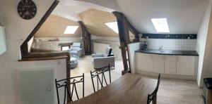 une cuisine et une salle à manger avec une table et des chaises dans l'établissement Appartement 1Ch, à Risset