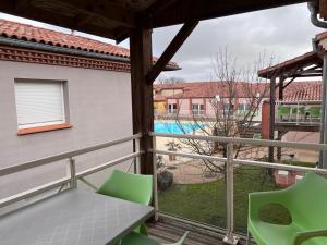 Bazén v ubytovaní Les bords de l'Aveyron alebo v jeho blízkosti