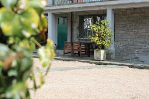 une maison avec une porte verte, une table et des chaises dans l'établissement Casa PG, à Stresa
