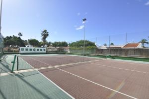 a tennis court with a net on top of it at BUNGALOW CAMPO DE GOLF in San Bartolomé de Tirajana