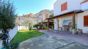 een huis met een binnenplaats en een patio bij Casa Pia in Oliena