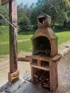 un horno de ladrillo al aire libre sentado en un campo en La Rotiza, en La Collada