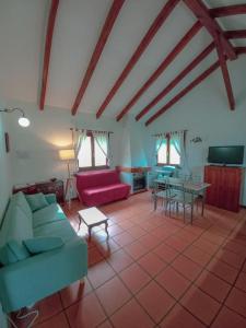 een woonkamer met rode en blauwe banken en tafels bij La Rotiza in La Collada