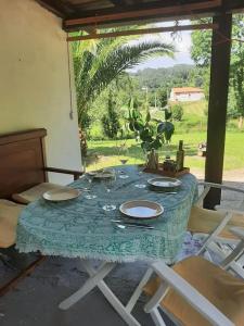een tafel met een blauwe tafeldoek erop bij La Rotiza in La Collada