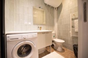 La salle de bains est pourvue d'un lave-linge et de toilettes. dans l'établissement Cosy studio on bastille, à Paris