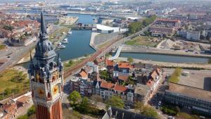 z góry widok na miasto z wieżą zegarową w obiekcie Le Minck w Calais +2 zdjęcia