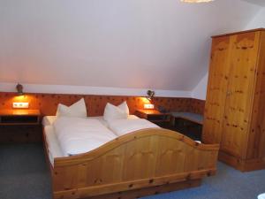 Letto o letti in una camera di Hotel & Gästehaus Krone