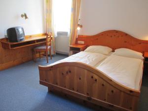 Letto o letti in una camera di Hotel & Gästehaus Krone