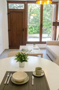 salon ze stołem z talerzem i kubkiem w obiekcie Sirokos House w mieście Agios Ioannis Pelio