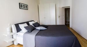Postel nebo postele na pokoji v ubytování Modern Apartment Riegrovy sady