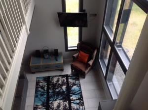 ein Wohnzimmer mit einem Stuhl und einem Tisch in der Unterkunft MUURAME RIIHIVUORI PARITALOHUONEISTO SKI in Muurame