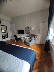 1 dormitorio con 1 cama y sala de estar en Selection Rooms, en Belgrado