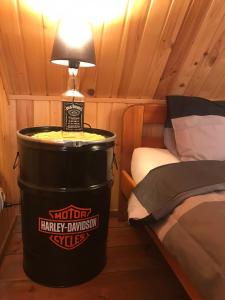 einen Eimer mit Lampe und ein Bett in einem Zimmer in der Unterkunft Iowa Ranch - Agroturystyka Antoniew 