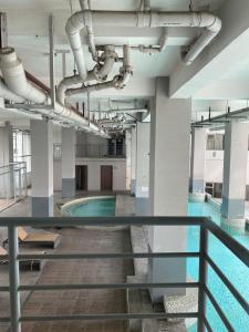 una piscina en un edificio con tuberías en Easton Park Apartment - Giandara, en Sayang