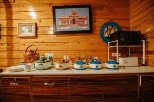 un mostrador con tazones y platos encima en The Ridge House New Tehri en Chamba