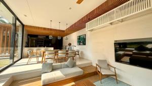 富國的住宿－West Phu Quoc Charm 3BR private pool villa，客厅配有沙发和桌子