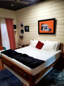1 dormitorio con 1 cama con sábanas blancas y almohadas rojas en The Ridge House New Tehri en Chamba
