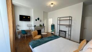 um quarto com uma cama e uma secretária em Jardin Bleu - Chambres d'hôtes em Saint-Girons