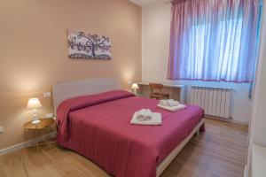 1 dormitorio con 1 cama con 2 toallas en Casa Lighea Mondello, en Mondello