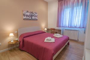 a bedroom with a bed with two towels on it at Casa Lighea Mondello - 200 mt dalla spiaggia in Mondello