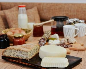 una mesa con queso y otros alimentos. en Apartments Čenda, en Železniki