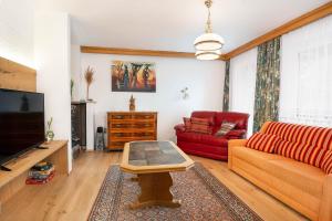 uma sala de estar com um sofá e uma mesa em NaturparkResort Xeisblick em Palfau