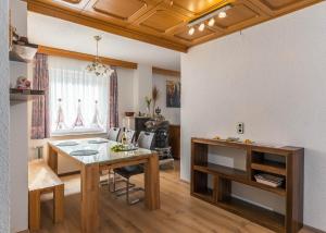 uma cozinha com uma mesa e uma sala de jantar em NaturparkResort Xeisblick em Palfau